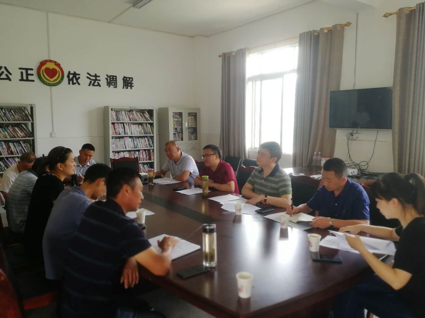 集團(tuán)公司黨委書記、董事長(zhǎng)周燕賓一行到栗子村開展脫貧幫