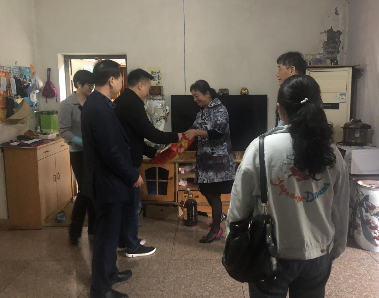 走訪慰問困難戶，真情關(guān)愛暖人心