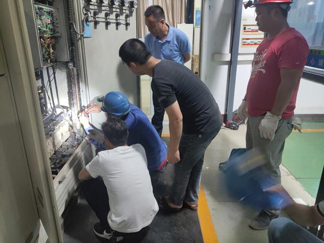 通宵奮戰(zhàn)，順利完成一水廠(chǎng)泵站電氣改造