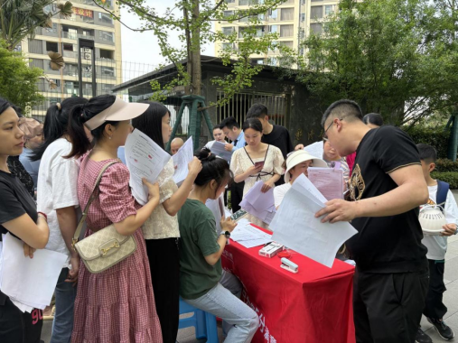 小區(qū)現(xiàn)場(chǎng)辦公解難題 助推供水服務(wù)“加速跑” —臨港公司開(kāi)展“進(jìn)小區(qū)”五進(jìn)實(shí)踐活動(dòng)